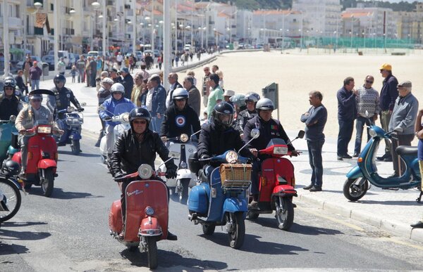 00_vespas_na_nazare