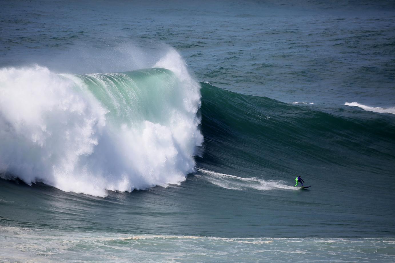 Cavalgar a Onda da Nazaré