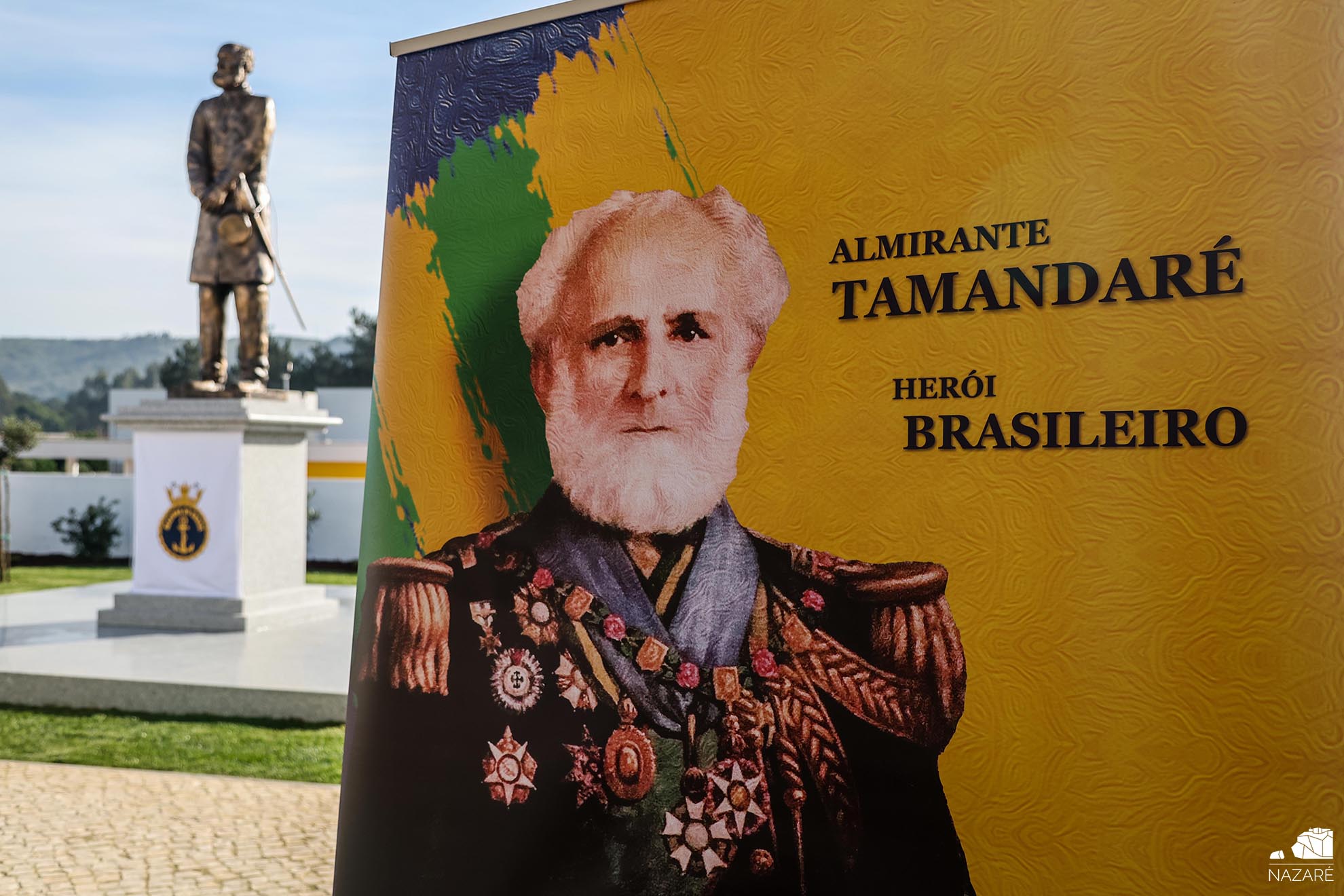 Estátua de homenagem ao Almirante Tamandaré herói brasileiro com origens no concelho da Nazaré