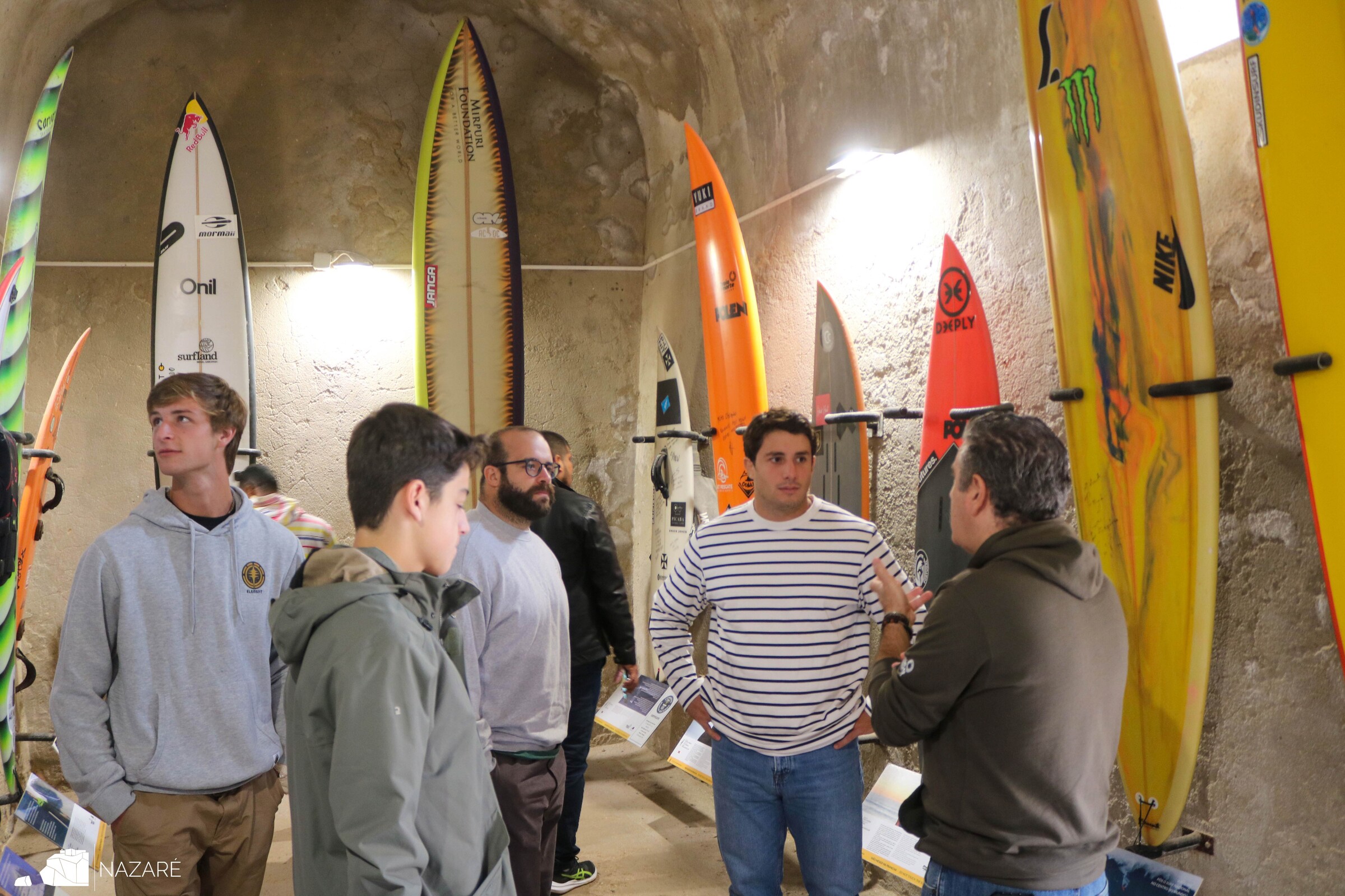 Representantes da Seleção Nacional de Rugby na Nazaré para viverem um dia de surf de ondas grandes