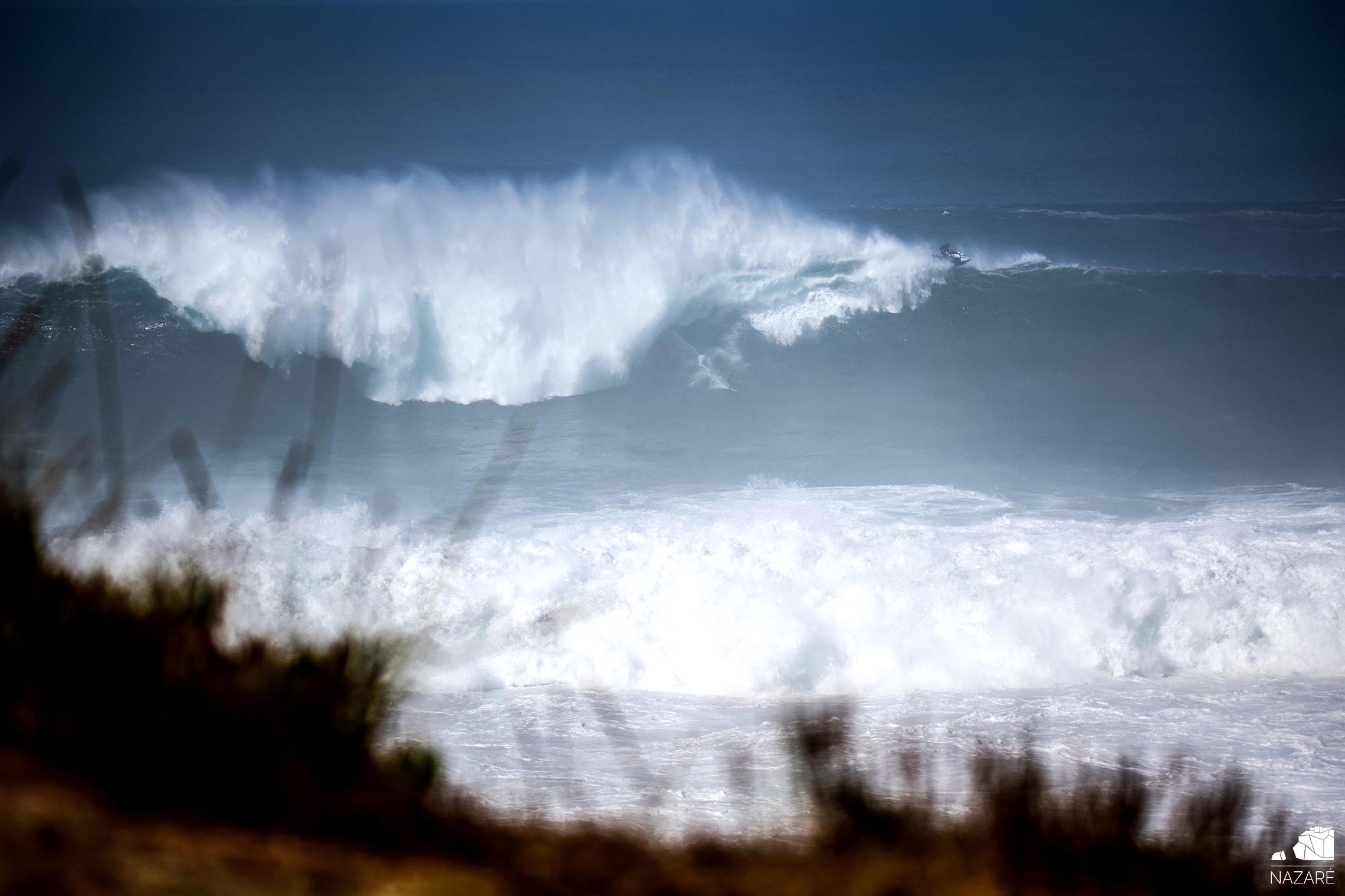 Verão em modo “big wave” na Praia do Norte
