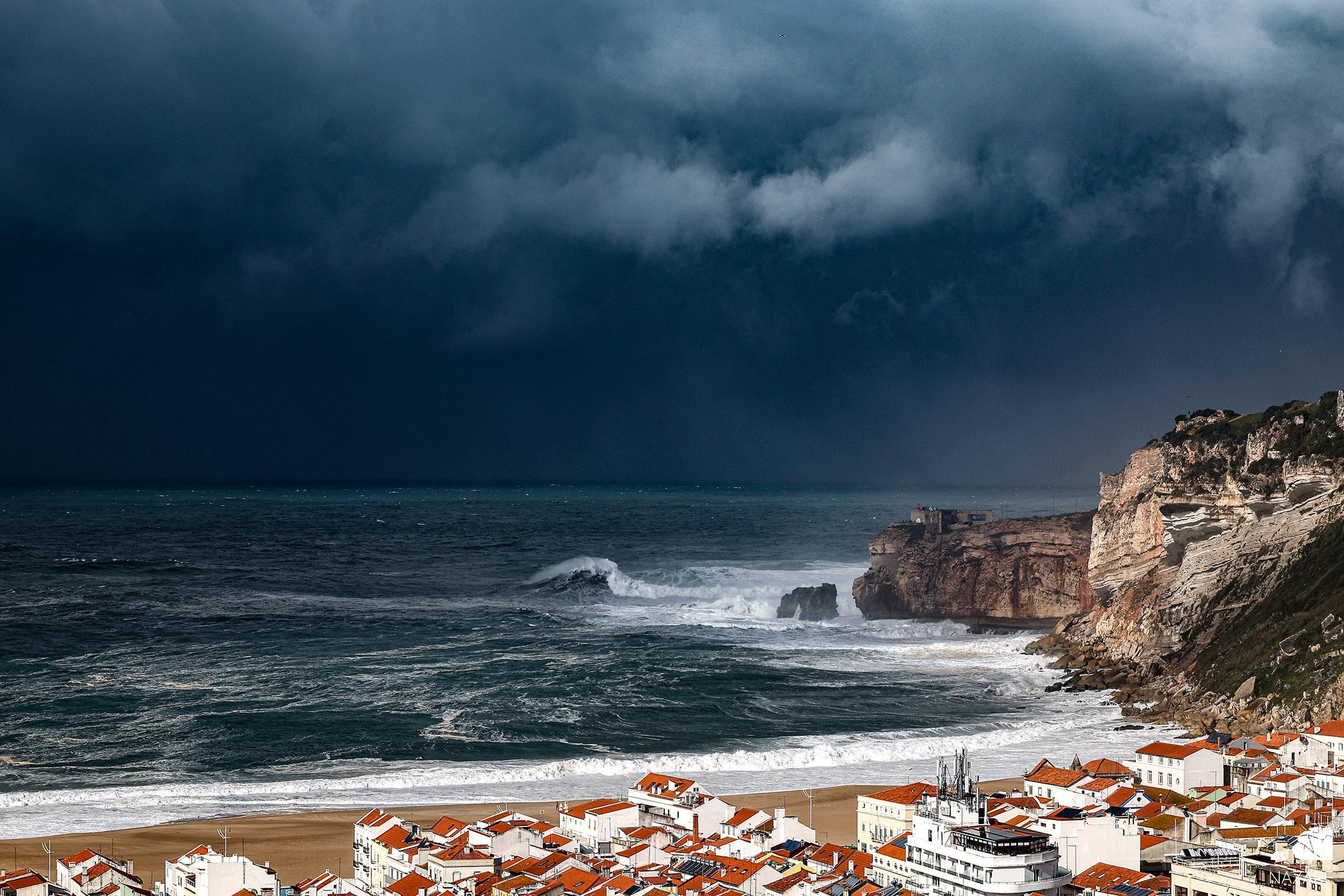 Chuva, vento e forte agitação marítima colocam distrito de Leiria sob alerta laranja