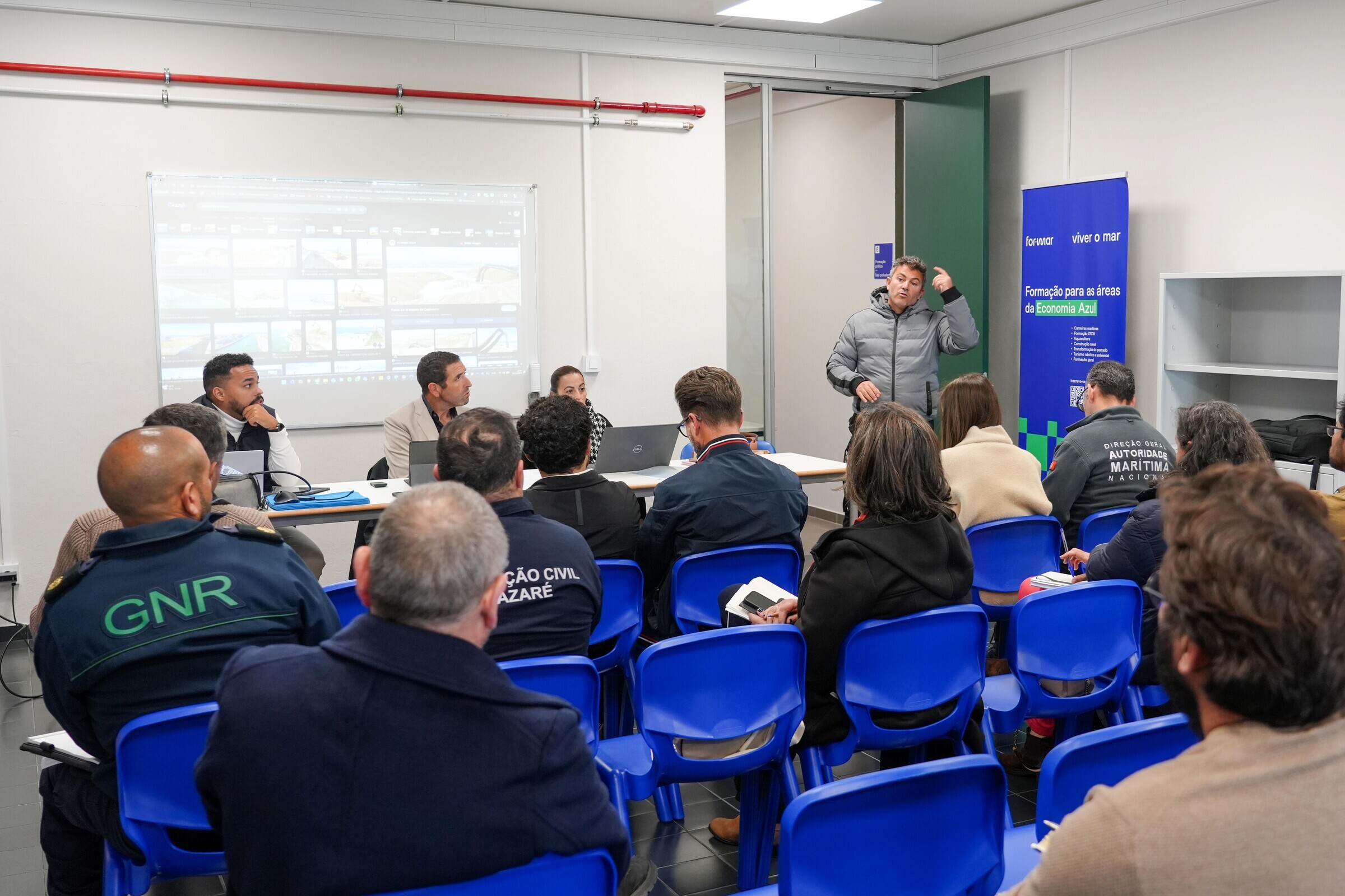 Conselho Municipal do Porto da Nazaré (CMAPEM) alerta para degradação dos molhes e assoreamento d...