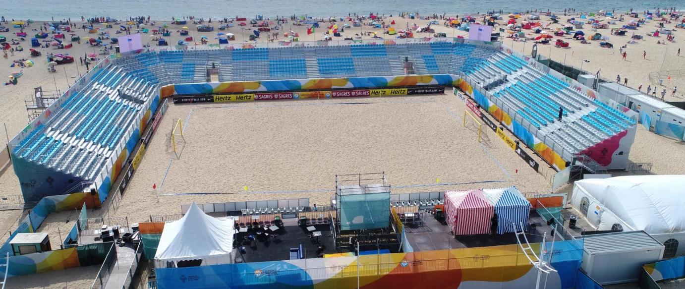 Estádio do Viveiro está a ser instalado na Praia da Nazaré