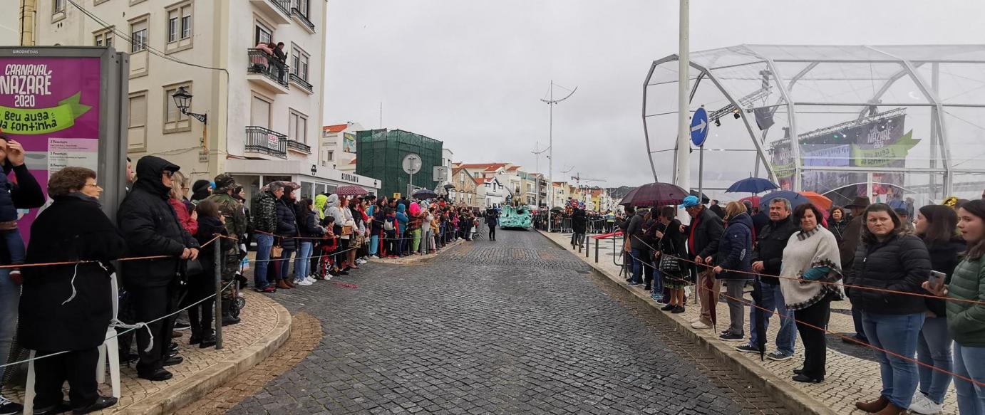 Desfile de terça-feira apresentou-se durante uma pausa da chuva