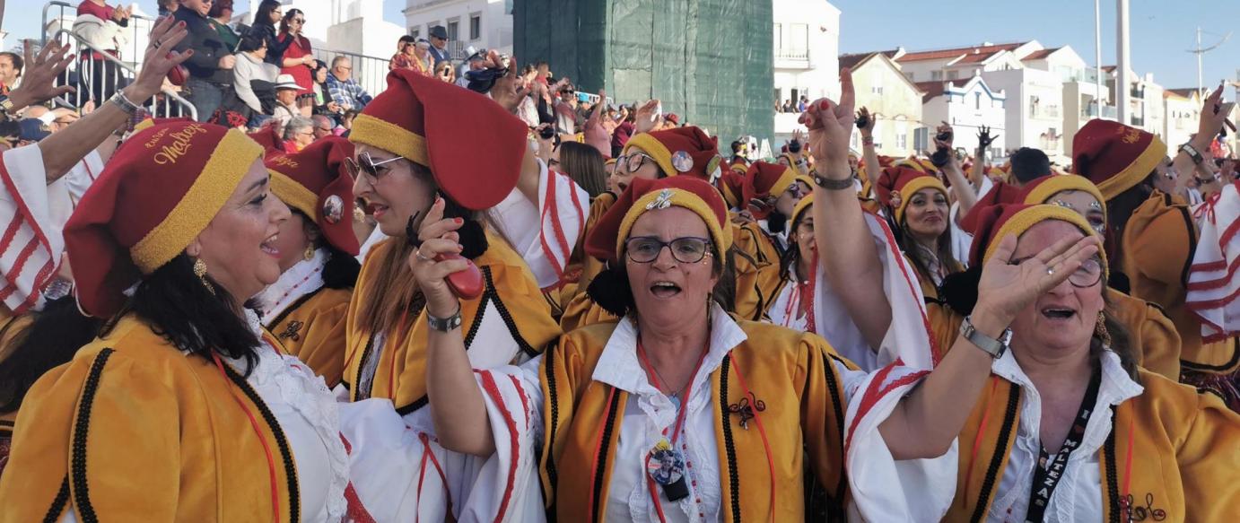 Mar de gente na Marginal para acompanhar o desfile de domingo na Nazaré