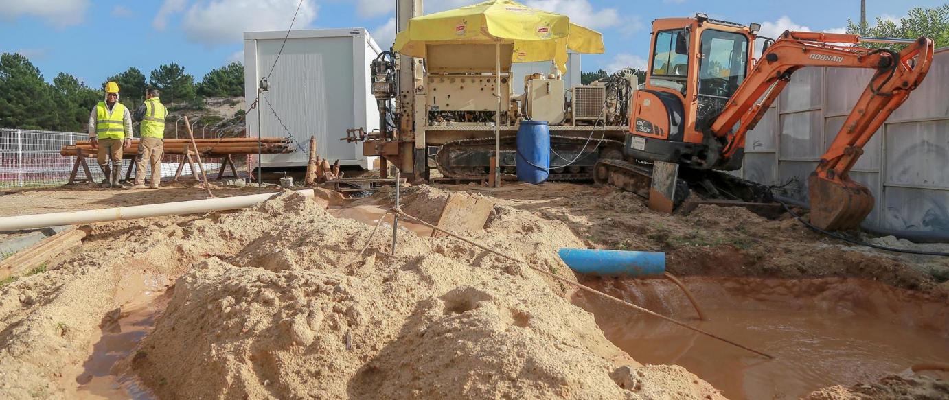 Relvados do Complexo Desportivo da Nazaré com fonte própria para alimentar sistema de rega
