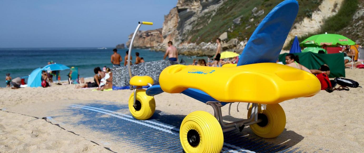 Praia da Nazaré reforça equipamentos destinados a pessoas com mobilidade reduzida