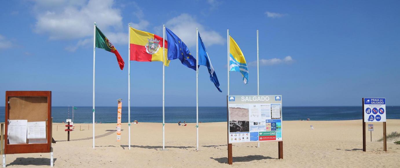 Praia do Salgado hasteou Bandeira Azul pela primeira vez