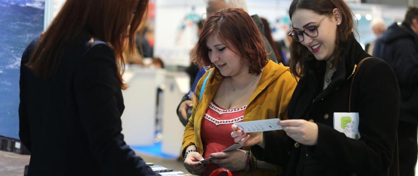 A paisagem e o traje despertam interesse no Salão Mundial de Turismo