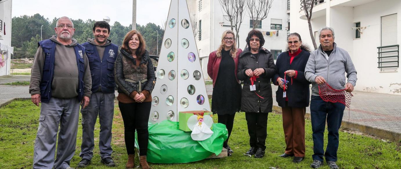 “Árvore de Natal” de material reciclado no Bairro Social