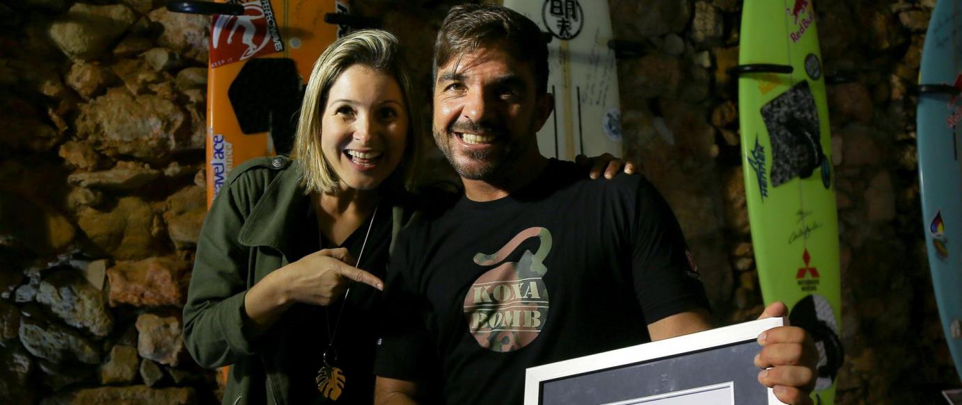 Certificado do Recorde Mundial da maior onda surfada entregue a Rodrigo Koxa