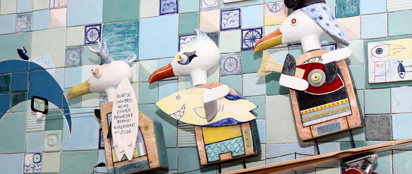 Painéis de cerâmica explicam história local na Gare Superior do Ascensor