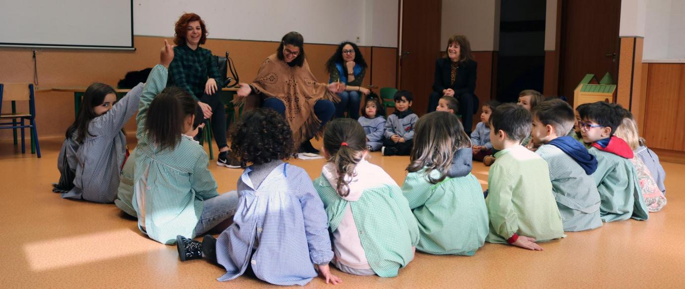 Biblioteca Municipal forma público para o teatro