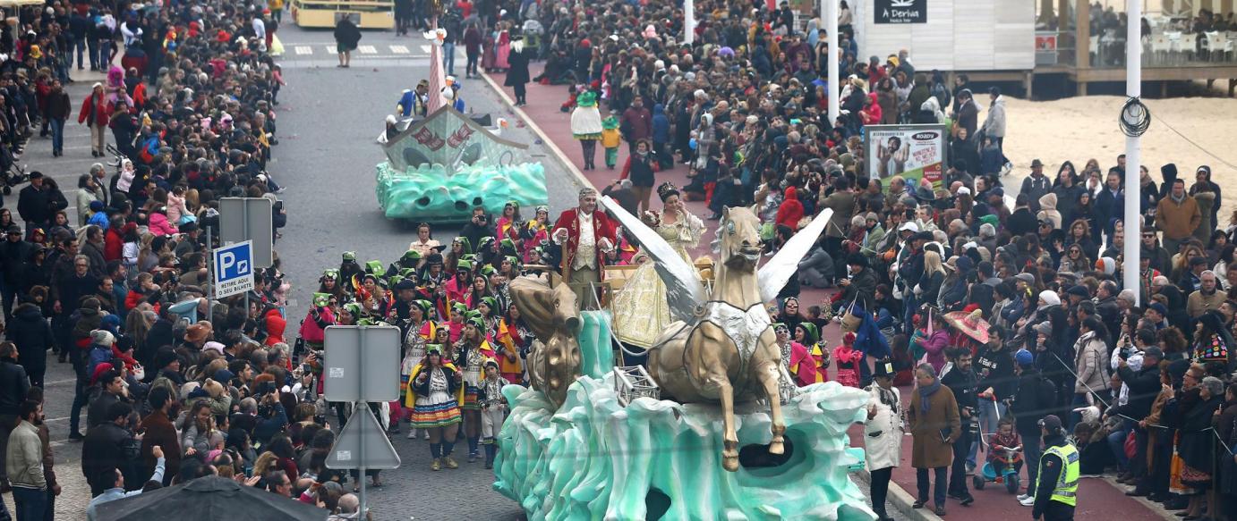 Milhares de pessoas na Nazaré para ver o Desfile de Carnaval de terça-feira