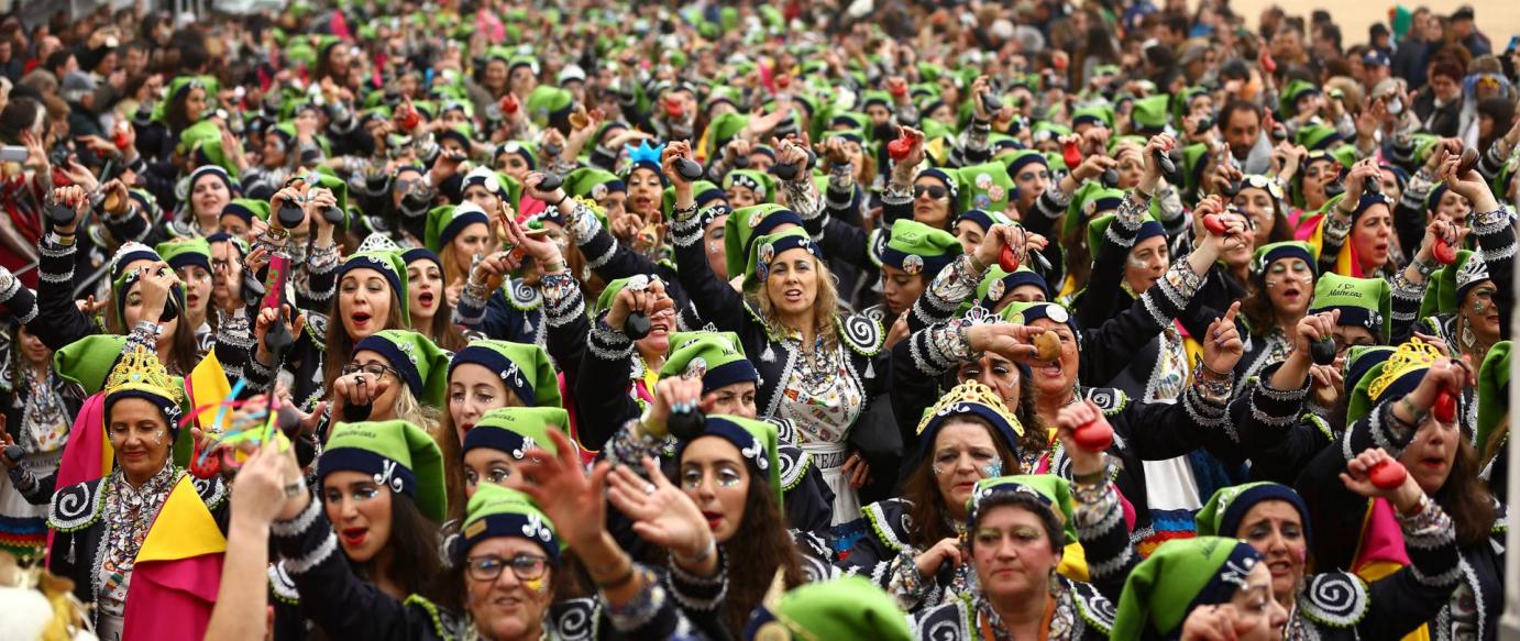 Desfile de domingo acompanhado por mar de gente