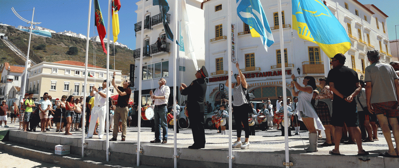 Bandeira Azul chegou aos mastros da Praia da Nazaré que estreia sistema ColorAdd