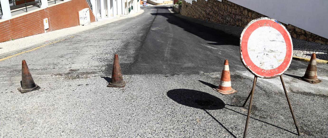 Pavimentação de estradas e caminhos no concelho