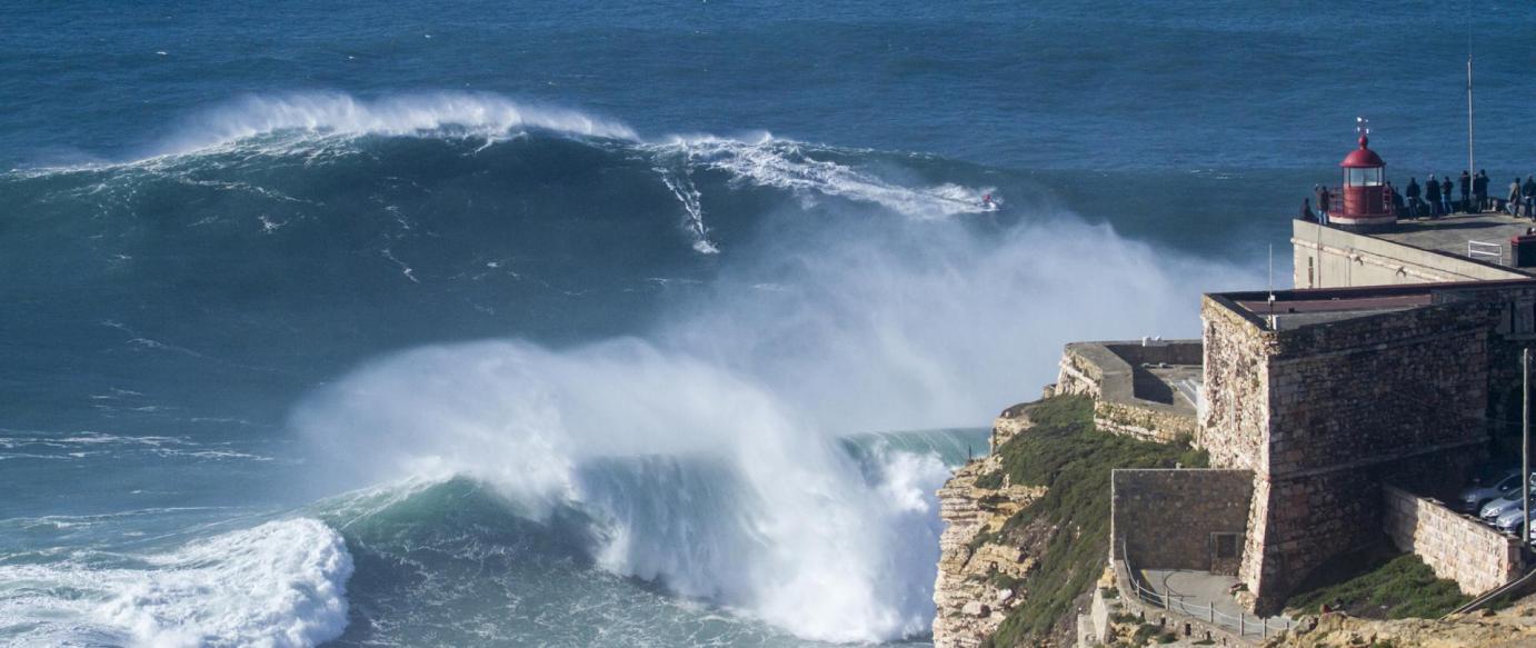 Ondas da Praia do Norte promovem a Nazaré em Feira Alemã