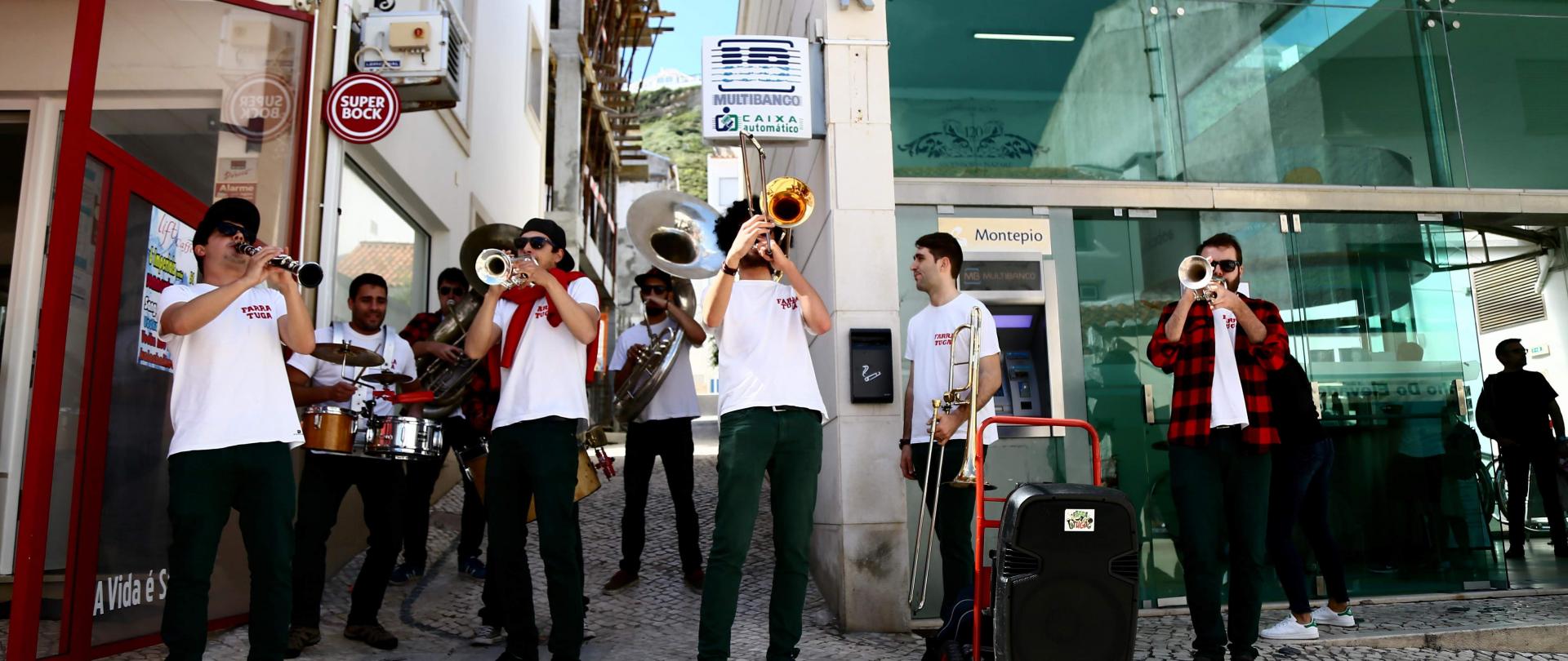 Música nas esquinas mais emblemáticas da vila em junho