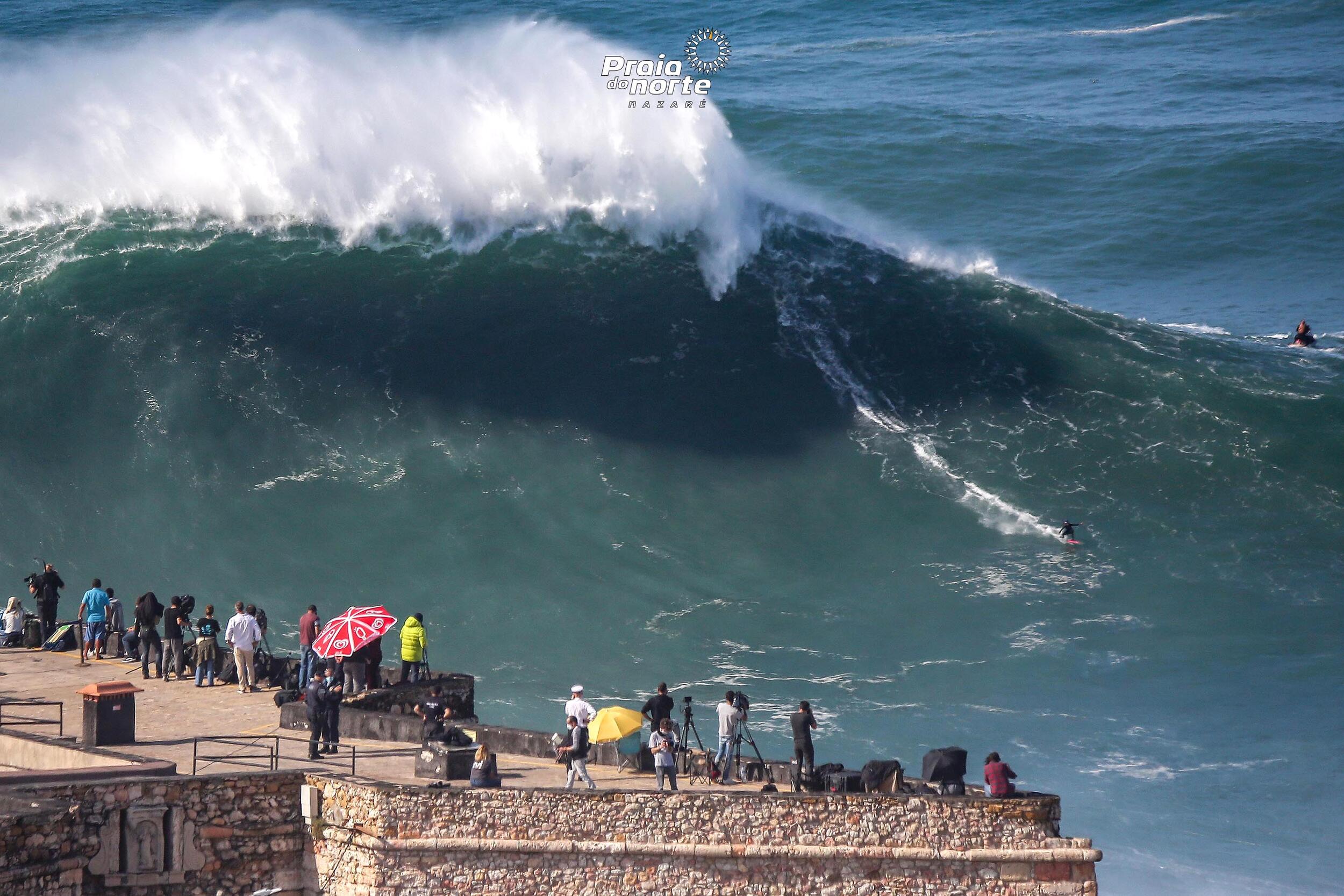 Onze ondas surfadas na Praia do Norte são candidatas aos prémios WSL