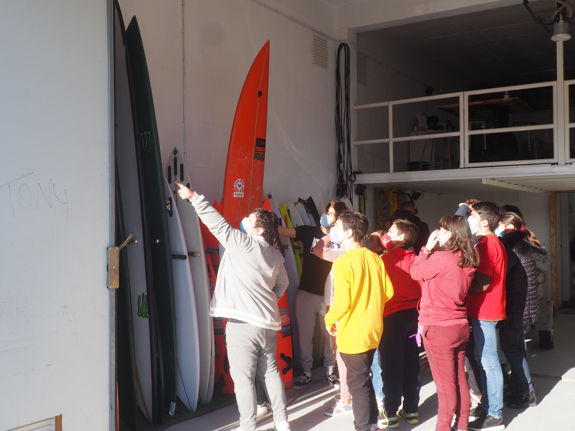 Grupo de estudantes faz visita de estudo à onda gigante da Nazaré 