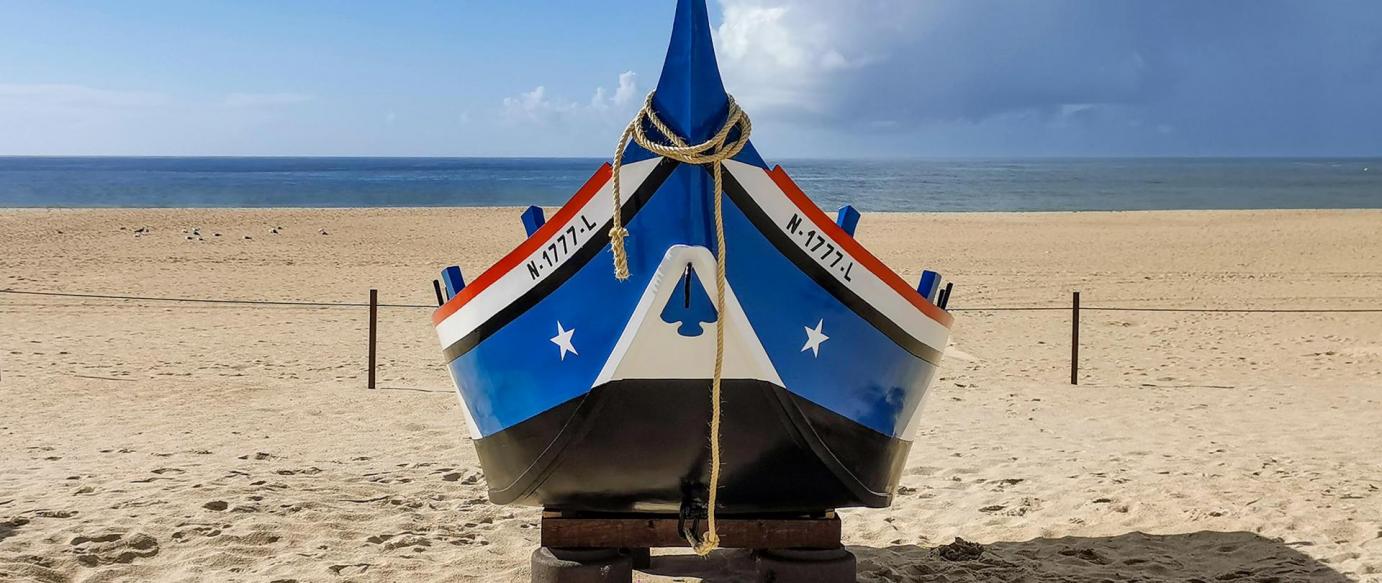 Embarcação tradicional “Perdido” foi restaurada e já regressou à exposição no areal da Praia da N...
