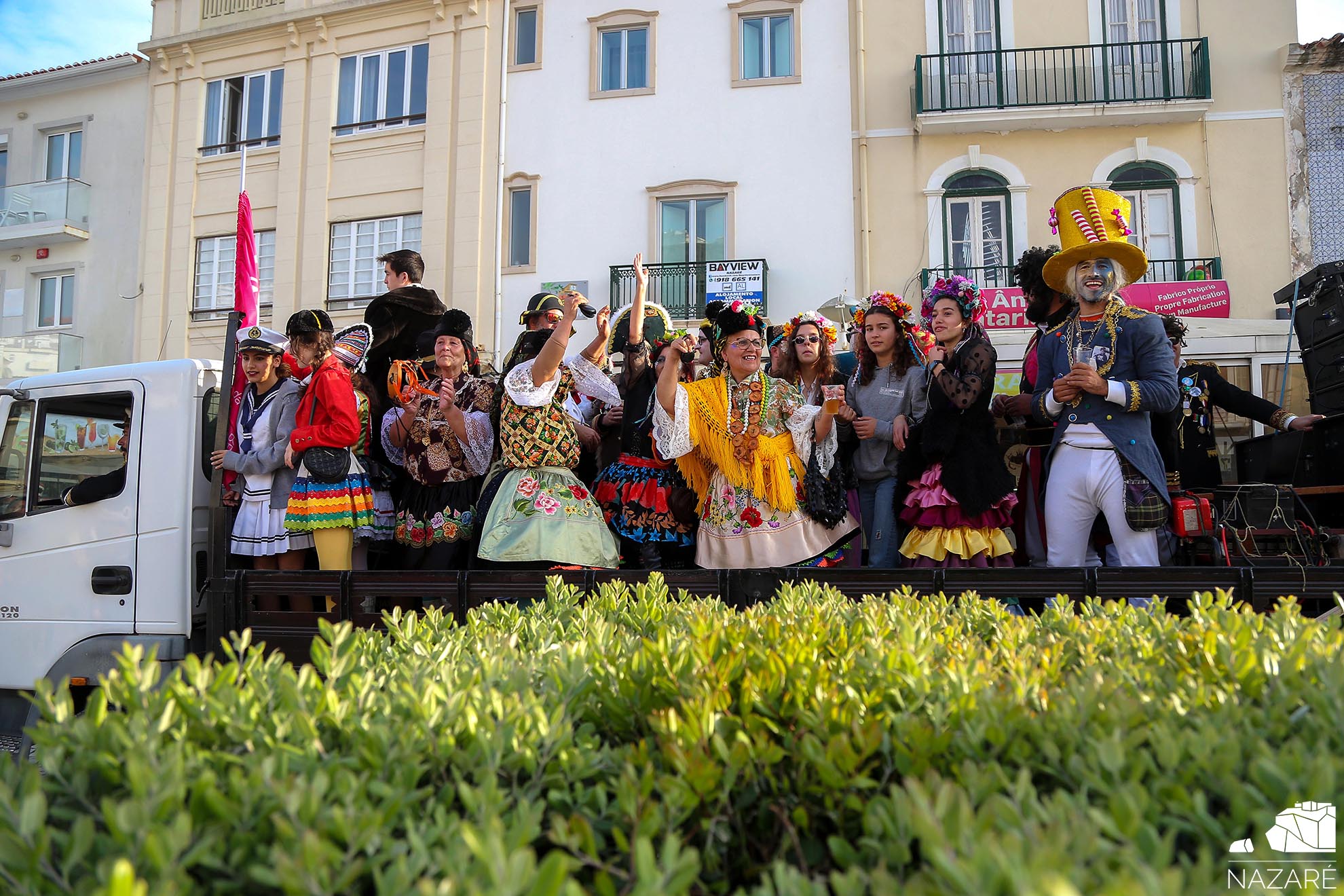 Espontaneidade do Carnaval da Nazaré sai à rua com trio elétrico