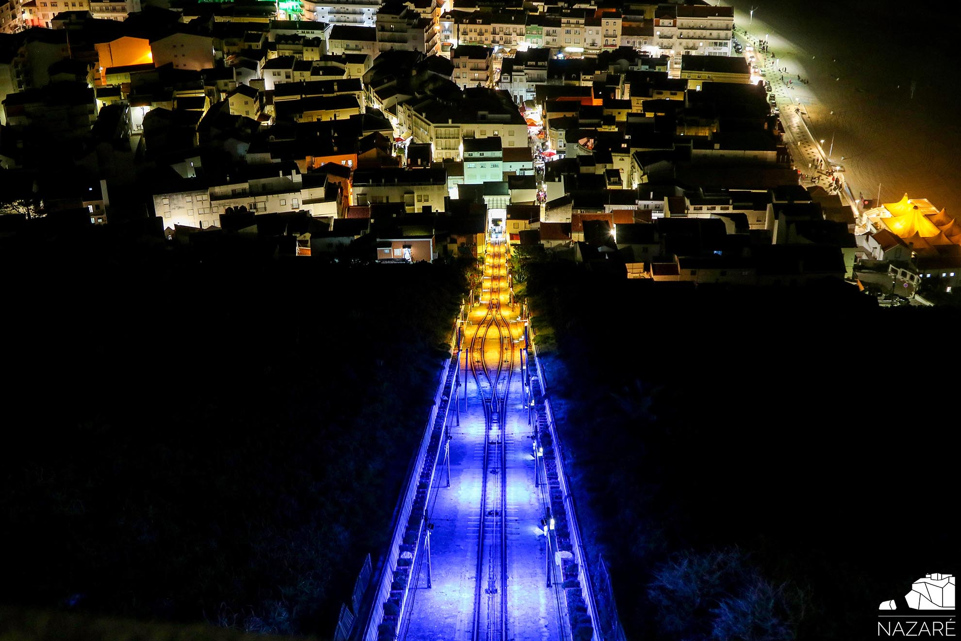 Ascensor da Nazaré ilumina-se com as cores da Ucrânia