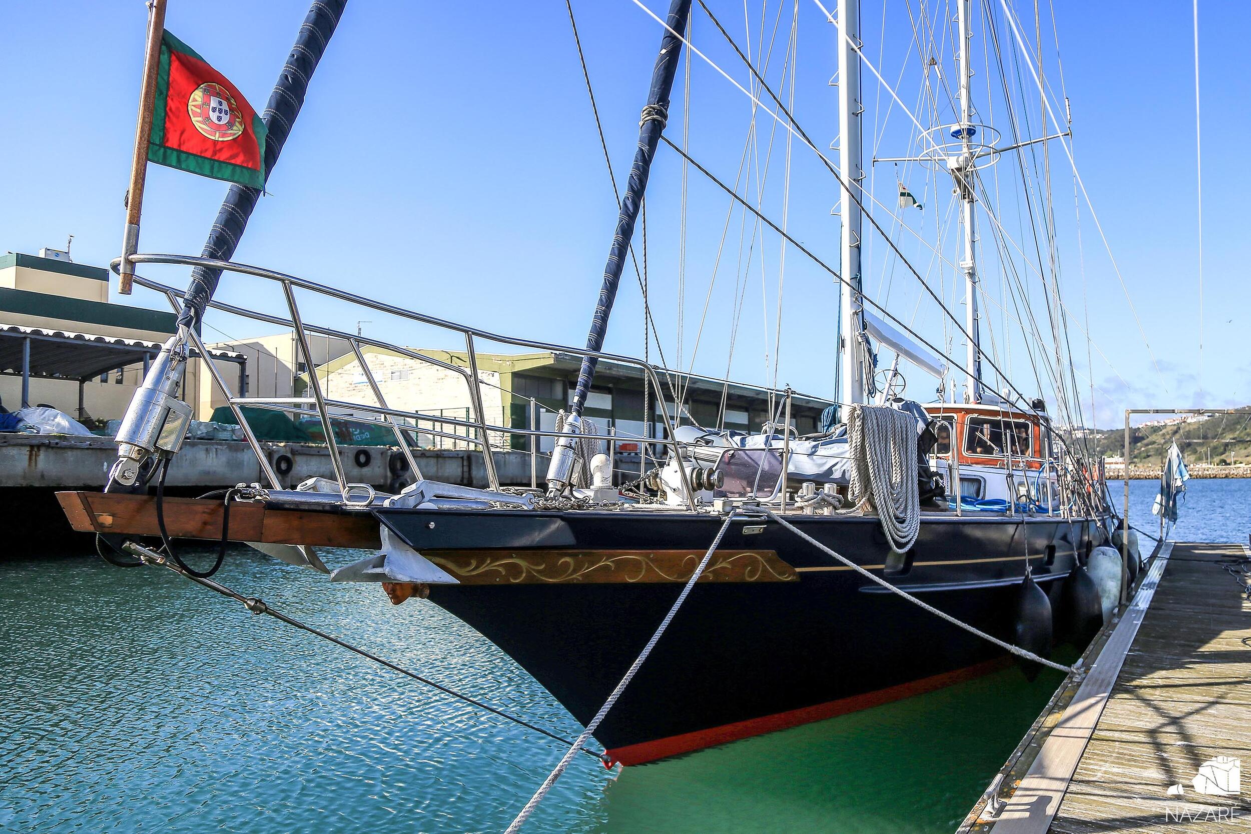 Navio Escola NRP Zarco com 41 Cadetes da Escola Naval atraca no Porto da Nazaré